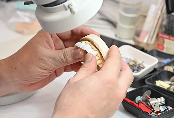 当クリニック専属の歯科技工士がその場で見た目を調整