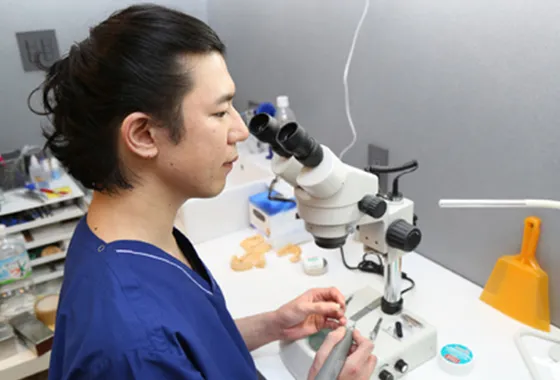 セラミストのひと手間で、2時間で自然な前歯に