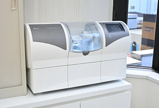 通常は技工所依頼の上部構造を院内ですぐに作成