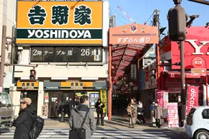 正面に見えるアーケードの通り(すずらん通り)をまっすぐお進みください。