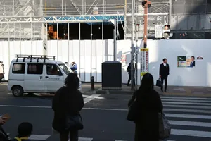 アーケードを抜けると、正面に横断歩道があります。横断歩道を渡り、左にお進みください。