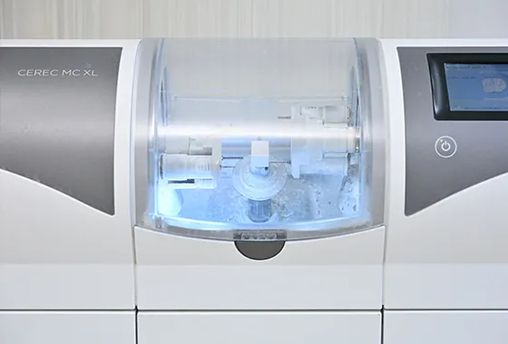 院内でセラミック加工