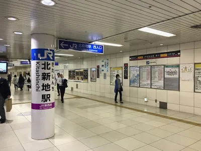 「北新地駅」西入口から出て、左にお進みください。