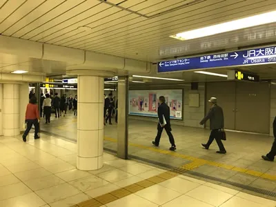 突き当りを左に進み、9番出口方面へお進みください。