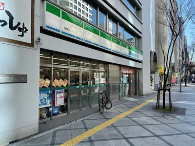 左手にファミリーマートがあります。そのまままっすぐお進みください。