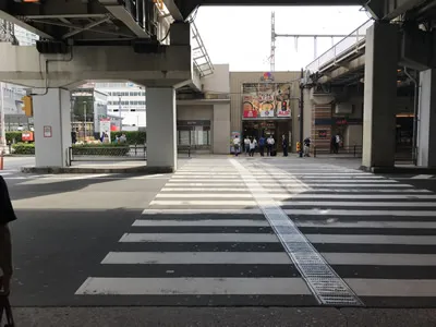 横断歩道を渡って、左手にお進みください。