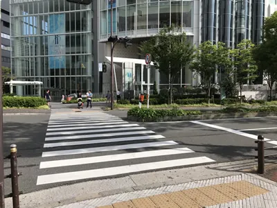 まっすぐ進むと横断歩道がございます。横断歩道を渡ってハービスエントを左手に直進して下さい。