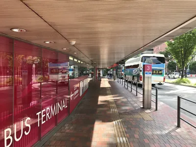 バスターミナルをまっすぐお進みください。