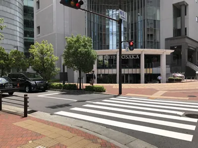 横断歩道が見えますので、渡って左手にお進みください。