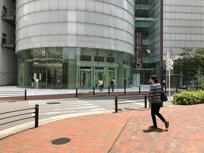 横断歩道が見えますので、渡って右手にお進みください。そのまま道なりにお進みください。