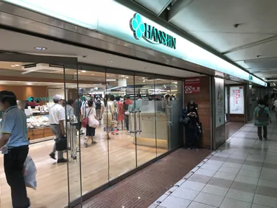 南改札口を出て右に向くと阪神百貨店が見えます。阪神百貨店を左手に見てお進みください。