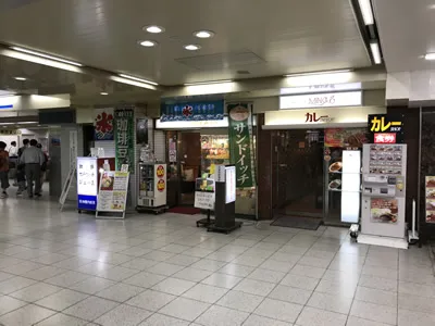 突き当たりにカレー屋さんが見えたら左に曲がってください。