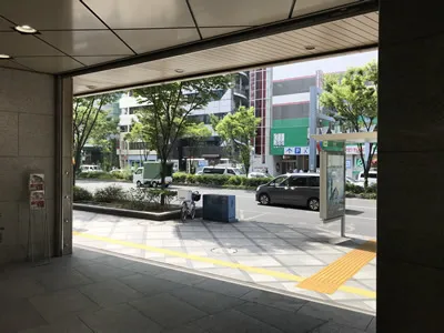 地上に出ましたら、左手にお進みください。