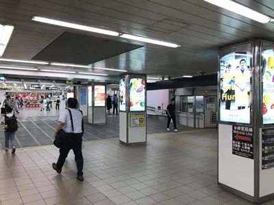 北西改札から出て、左手にお進みください。