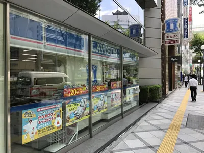 さらに100mほど進むと左手にローソンがあります。2軒隣のA&Sビルに当クリニックがございます。