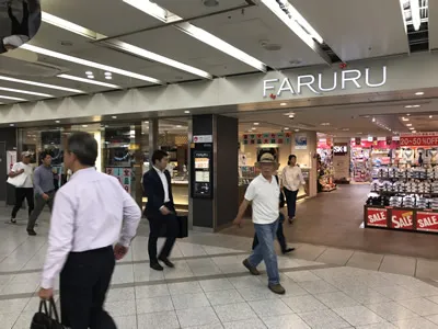 正面にFARURUが見えます。左手にお進みください。