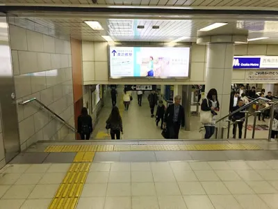 階段を下りてまっすぐお進みください。２分ほど進むと右手に9番出口が見えます。