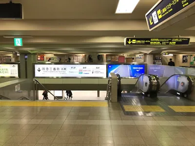 ヘアメイクサロンの前のエスカレーターで１階にお進みください。