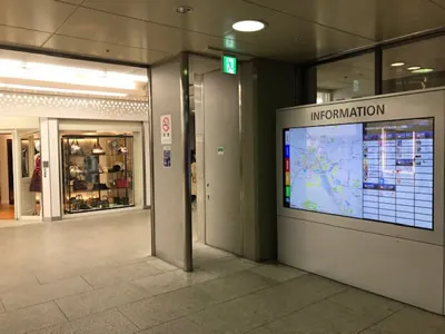 エスカレーターを下りると、右手に「INFORMATION」が見えます。「INFORMATION」を過ぎましたら右にお進みください。