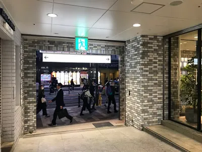 外に出ましたら、右にお進みください。