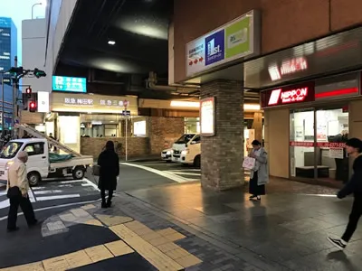 10mほど進むと信号が見えます。右手にNIPPONレンタカーを見ながら、信号手前の細い道を右手にお進みください。