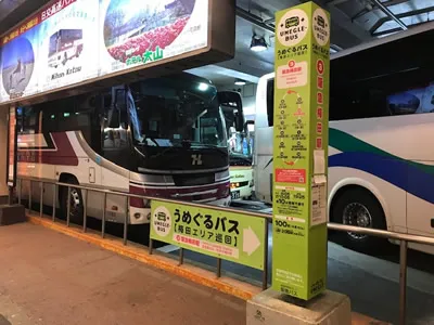 15メートルほどで右手にうめぐるバスの「阪急梅田駅」が見えます。ここで巡回バスにお乗りください（大人100円、小児50円）。