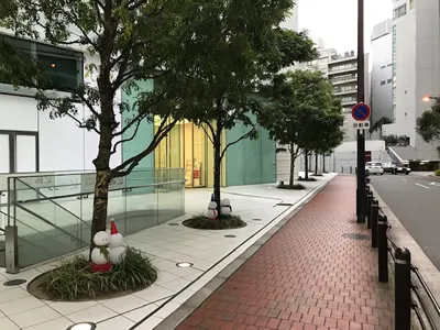 10分ほどで「西梅田駅」につきます。バスを降りましたら、右手にお進みください。そのまま道なりにお進みください。