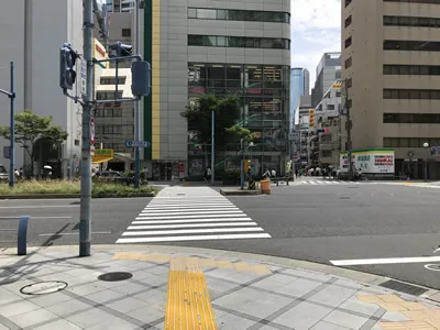 大通り（曽根崎通り）にぶつかりますので、そのまま信号を渡り右手にお進みください。