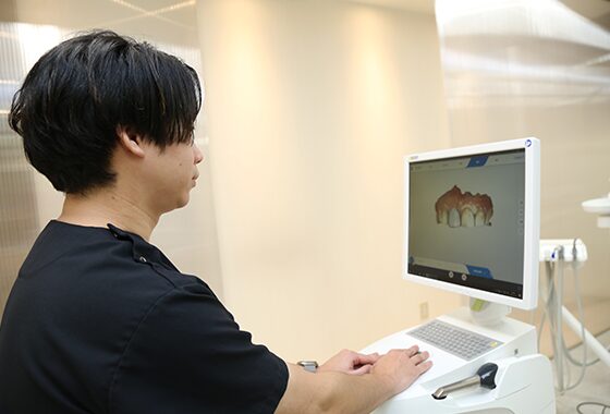 当クリニック専属歯科技工士が常駐　その場で見た目を調整します