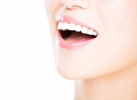 芸能人はなぜ歯列矯正よりセラミックを選ぶのか？白い歯の真実